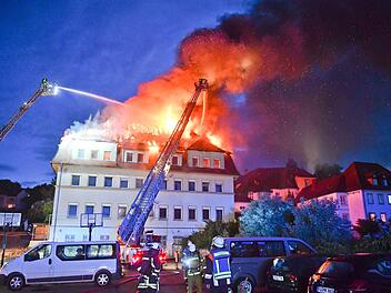 Der Großbrand in der Nacht ließ vom Dachstuhl des Internatsgebäudes am Jakobsberg nur ein verkohltes Gerippe übrig. Foto:Ronald Rinklef