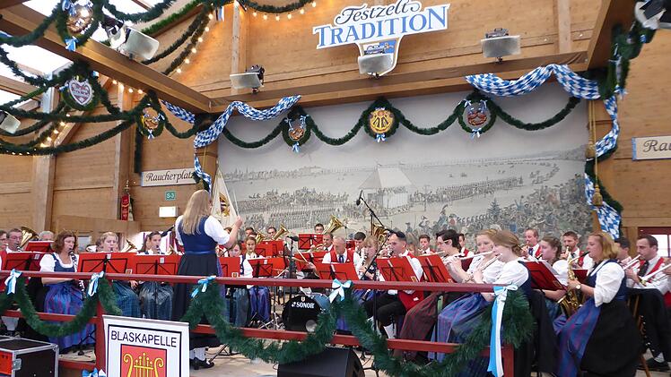 Die Blaskapelle Ebenhausen im Festzelt "Tradition" beim Oktoberfest.Elisabeth Mehn