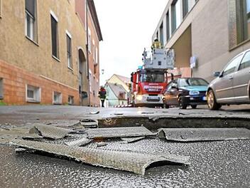 Am Vorderen Graben deckte der Wind ein Dach teilweise ab.  Foto: Ronald Rinklef