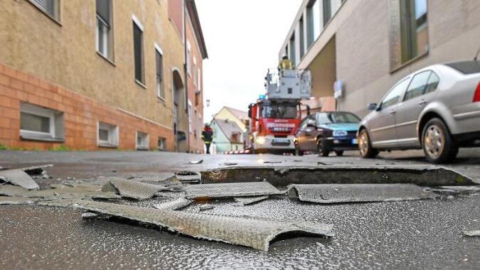 Am Vorderen Graben deckte der Wind ein Dach teilweise ab.  Foto: Ronald Rinklef