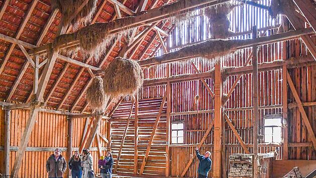 Die Gemeinde überlegt, die alte Scheune hinter der ehemaligen Gaststätte Thein in eine Kulturbühne zu verwandeln.  Fotos: Ronald Rinklef