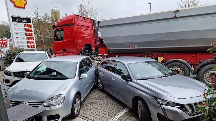 Würzburg: Spektakulärer Unfall in Kist - Lkw knallt vor Bäckerei in drei Autos - "verlor Kontrolle"