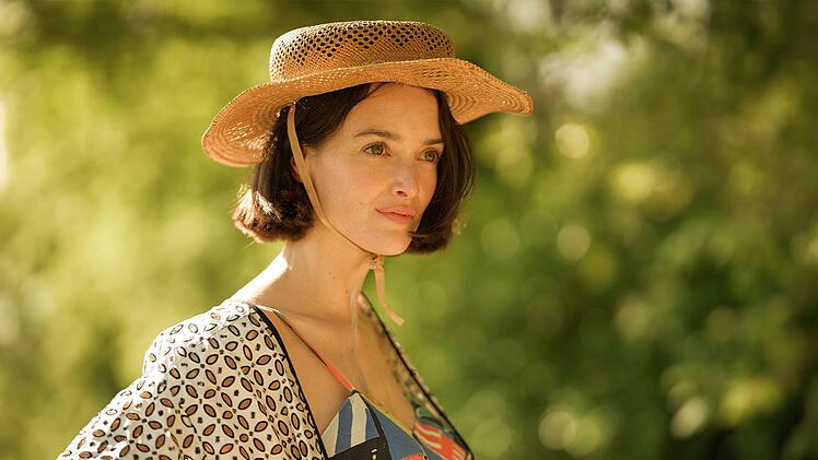 Niki (Charlotte Le Bon) entdeckt ihre künstlerische Ader.