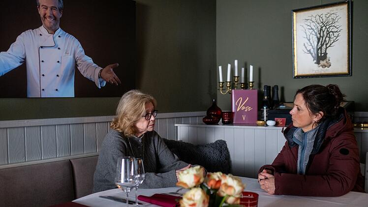 Marlies Wünschmann (Lisa Kreuzer, links) ist eine langjährige Stammkundin im Restaurant "Voss". Sie kannte den Besitzer, der Opfer eines Mordes wurde, gut. Ina (Julia Brendler) fühlt mit ihr mit.