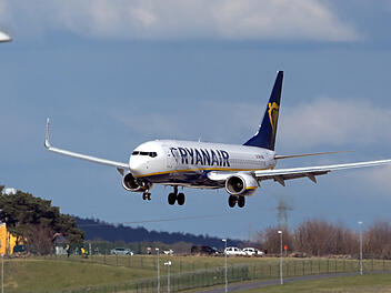 Fenster in Flieger von Ryanair zerbrochen - Frau schildert Horrorflug