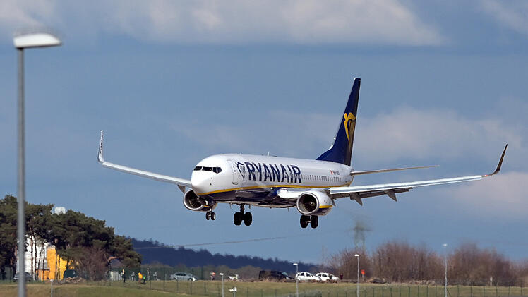 Fenster in Flieger von Ryanair zerbrochen