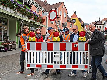 Die letzte Stra&szlig;enabsperrung in der Pezoldstra&szlig;e wurde beiseite getragen. Zweiter von rechts Zweiter B&uuml;rgermeister Manfred H&auml;nchen. Thomas Weichert