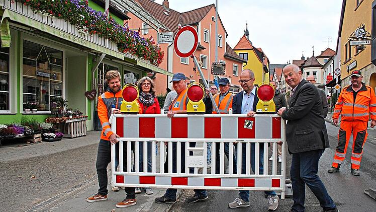 Die letzte Stra&szlig;enabsperrung in der Pezoldstra&szlig;e wurde beiseite getragen. Zweiter von rechts Zweiter B&uuml;rgermeister Manfred H&auml;nchen. Thomas Weichert