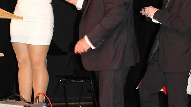 Ganz der Gentleman: Oberstufenkoordinator Emil Kraus half Nina Kraus mit einem Hocker auf Mikrophonhöhe.