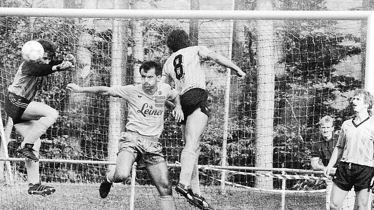 Szene vom Spiel des &ouml;sterreichische Erstligisten Vorw&auml;rts Steyr (helle Hosen) und des FC Reichenbach.