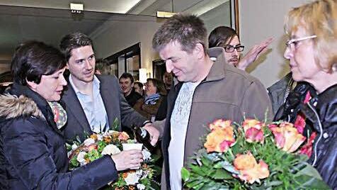 Fröhliche Unterstützer Hügerichs stießen auf den Sieg an.