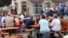 Besucher beim Kirchweihauftakt