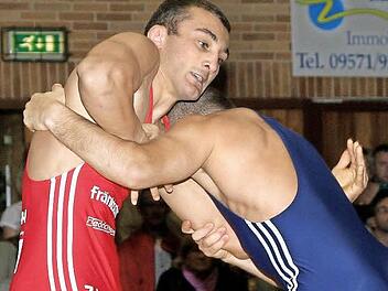 Ringen um jeden Griffansatz werden die Lichtenfelser um Rumen Savchev (links), wenn es morgen beim ersten Saison-Heimkampf in der Bundesliga gegen den verstärkten KAV Mansfelder Land geht.  Foto: Christian Voll