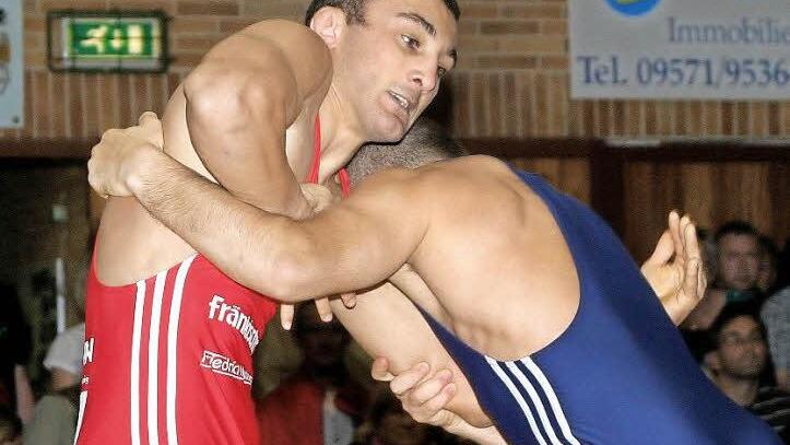 Ringen um jeden Griffansatz werden die Lichtenfelser um Rumen Savchev (links), wenn es morgen beim ersten Saison-Heimkampf in der Bundesliga gegen den verstärkten KAV Mansfelder Land geht.  Foto: Christian Voll