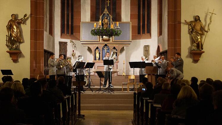 Das große Blechbläserensemble spielt zum Konzertfinale.