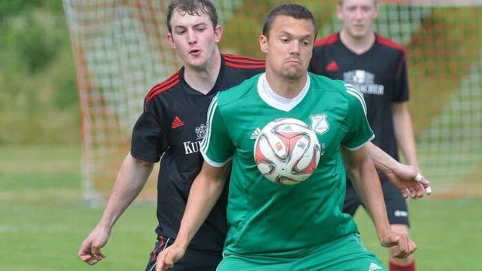 Kreisliga 1: Die Lonnerstadter (grüne Trikots) hinderten Uehlfeld am vorzeitigen Klassenerhalt. Mit 3:0 setzte sich der TSV durch und verwandelte dabei zwei Elfmeter. Foto: Picturedreams