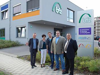 BFZ-Niederlassungsleiter Peter Großmann (rechts) mit Bezirksleiter Stephan Zeller (links) und dem Procedo-Team zeigen sich erfreut über die Neueröffnung.  Foto: Sigismund von Dobschütz