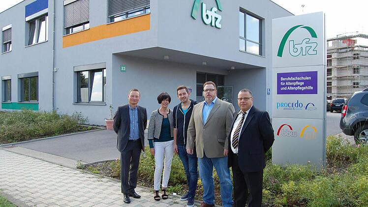 BFZ-Niederlassungsleiter Peter Großmann (rechts) mit Bezirksleiter Stephan Zeller (links) und dem Procedo-Team zeigen sich erfreut über die Neueröffnung.  Foto: Sigismund von Dobschütz