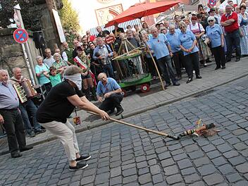 Zack - da war der Tontopf futsch! Gisela Bosch bewies am Montag beim Hahnenschlag in Bamberg Treffsicherheit.  Foto: Sebastian Martin