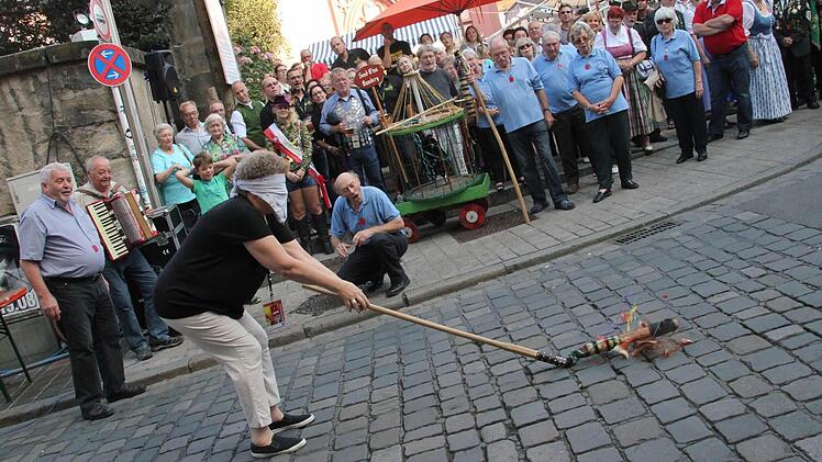 Zack - da war der Tontopf futsch! Gisela Bosch bewies am Montag beim Hahnenschlag in Bamberg Treffsicherheit.  Foto: Sebastian Martin