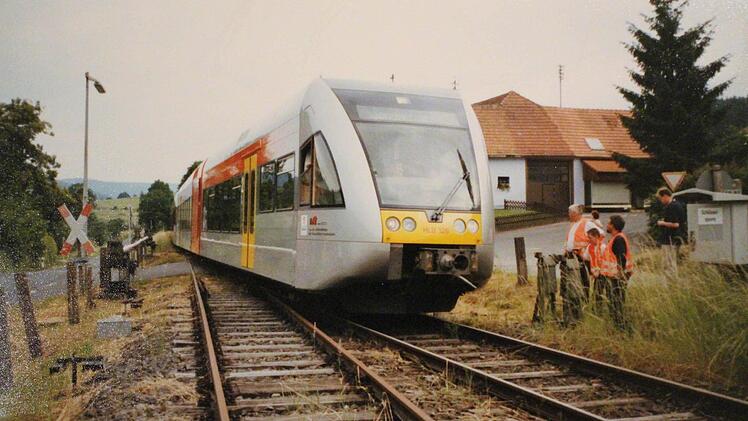 Der Sonderzug auf dem Bahnübergang in Rupboden am 15. Juni 2002. Foto: Sammlung Jürgen Lieb