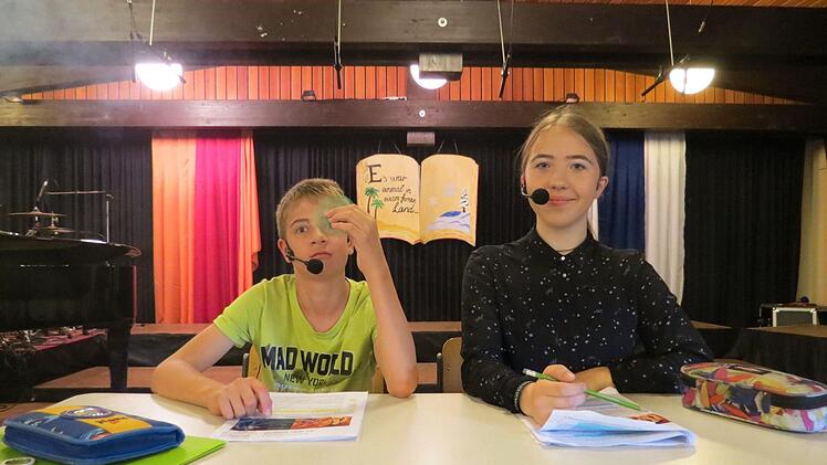 Mit dem gelangweilten Schulalltag ist bald Schluss - Die Moderatoren. Foto: Doris Bauer