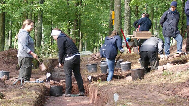 Die Grabungen am Burgstall bei Eltmann waren das spannendste Projekt des Vereins für Heimatgeschichte Eltmann in 2017. Die Uni Bamberg wird im kommenden Spätsommer eine zweite Grabung durchführen, unterstützt vom Verein und der Stadt Eltmann.Sabine Weinbeer