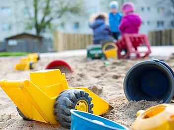 St&auml;ndig werden neue Produkte auf dem Markt geworfen. Doch viel zu oft stellen sie eine Gefahr f&uuml;r die K&auml;ufer dar. Besonders Spielzeug ist immer wieder betroffen.  Symbolbild: Monika Skolimowska/dpa