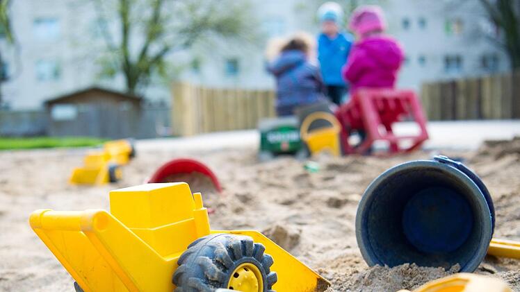 St&auml;ndig werden neue Produkte auf dem Markt geworfen. Doch viel zu oft stellen sie eine Gefahr f&uuml;r die K&auml;ufer dar. Besonders Spielzeug ist immer wieder betroffen.  Symbolbild: Monika Skolimowska/dpa