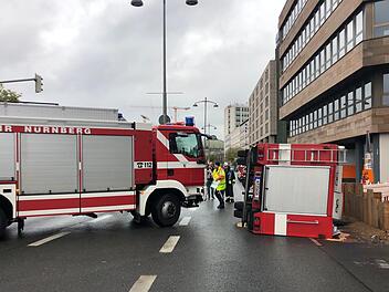 Das umgekippte Fahrzeug der Feuerwehr N&uuml;rnberg liegt auf der Stra&szlig;e. Zuvor war es - trotzt Blaulicht und Martinshorn - mit einem Audi kollidiert. Foto: NEWS5/Friedrich