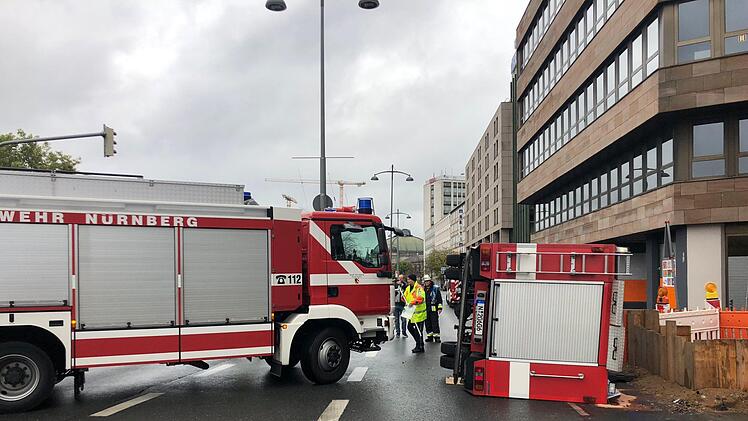 Das umgekippte Fahrzeug der Feuerwehr N&uuml;rnberg liegt auf der Stra&szlig;e. Zuvor war es - trotzt Blaulicht und Martinshorn - mit einem Audi kollidiert. Foto: NEWS5/Friedrich