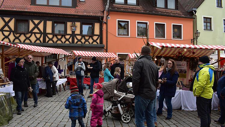 Der Andreasmarkt lockt die Besucher an. Foto: Petra Malbrich