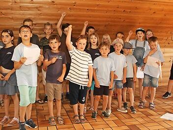 Franziska Lorenz (rechts) übt mit den Kindern den "Löschi"-Song ein.  Fotos: Michael Stelzner
