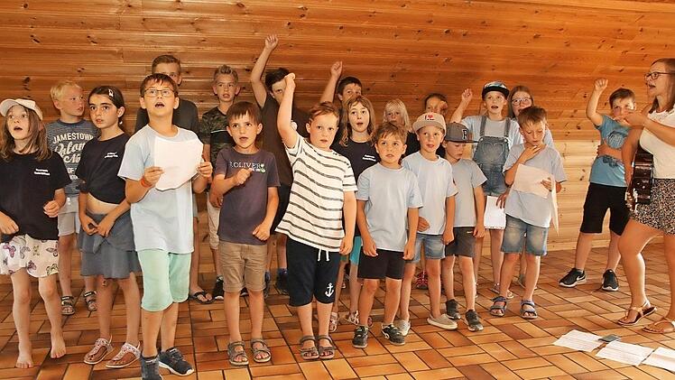 Franziska Lorenz (rechts) übt mit den Kindern den "Löschi"-Song ein.  Fotos: Michael Stelzner