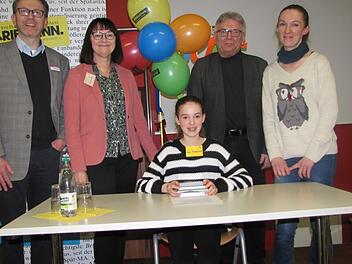 Die Vorlese-Kreissiegerin Enya Karanfilovic mit (von links) Martin Vögele von der Buchhandlung Riemann, Annette Burgsmüller von der Stadtbücherei Coburg, Schulamtsdirektor Uwe Dörfer und Enyas Mutter Jessica Karanfilovic  Foto: Martin Koch