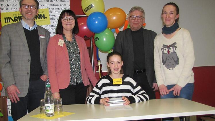 Die Vorlese-Kreissiegerin Enya Karanfilovic mit (von links) Martin Vögele von der Buchhandlung Riemann, Annette Burgsmüller von der Stadtbücherei Coburg, Schulamtsdirektor Uwe Dörfer und Enyas Mutter Jessica Karanfilovic  Foto: Martin Koch