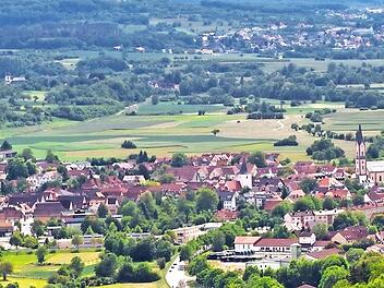 Von den 29 Kommunen im Landkreis Forchheim - hier ein Blick auf Ebermannstadt, Kirchehrenbach und Gosberg - gehören 28 dem Bayerischen Gemeindetag an.  Foto: Andreas Hofbauer