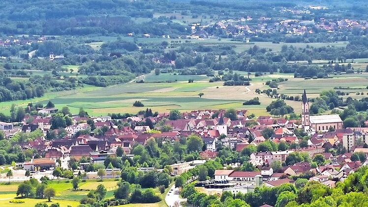Von den 29 Kommunen im Landkreis Forchheim - hier ein Blick auf Ebermannstadt, Kirchehrenbach und Gosberg - gehören 28 dem Bayerischen Gemeindetag an.  Foto: Andreas Hofbauer