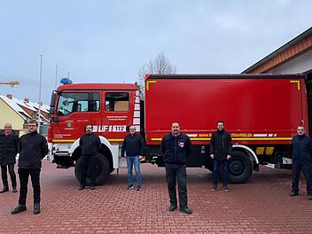 Hilfe für die Erdbebenregion in Kroatien: Landrat Christian Meißner, Bürgermeister Andreas Hügerich und Kreisbrandrat Timm Vogler verabschiedeten mit dem Kommandanten der Feuerwehr Lichtenfels, Andreas Lehe, und dem Gerätewart Stefan Geiger die beiden Kameraden Bastian Weidner und Daniel Derr. Foto: FFW