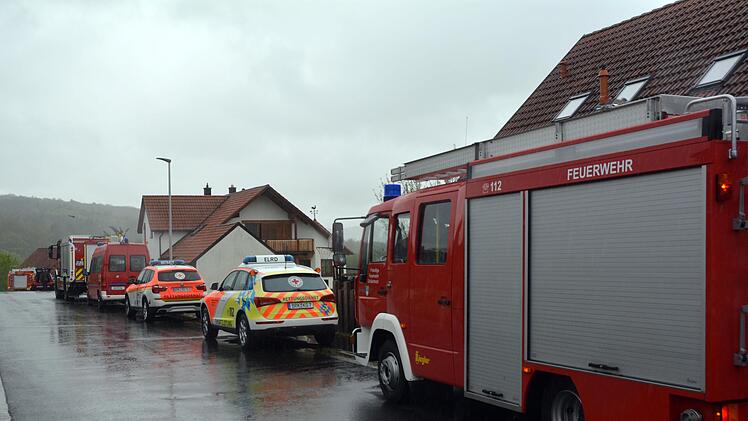 Zur Bergung des Verletzten waren neben dem Roten Kreuz auch mehrere umliegende Feuerwehren mit schwerem Gerät im Einsatz. Foto: Peter Rauch
