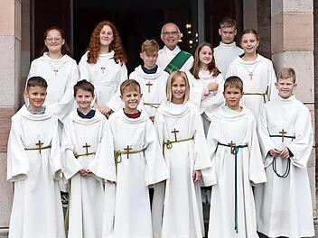 Die neuen Ministranten (vorne) unterstützen ab sofort die Gottesdienstleiter beim Dienst am Altar in der Pfarrei St. Anna Schondra.