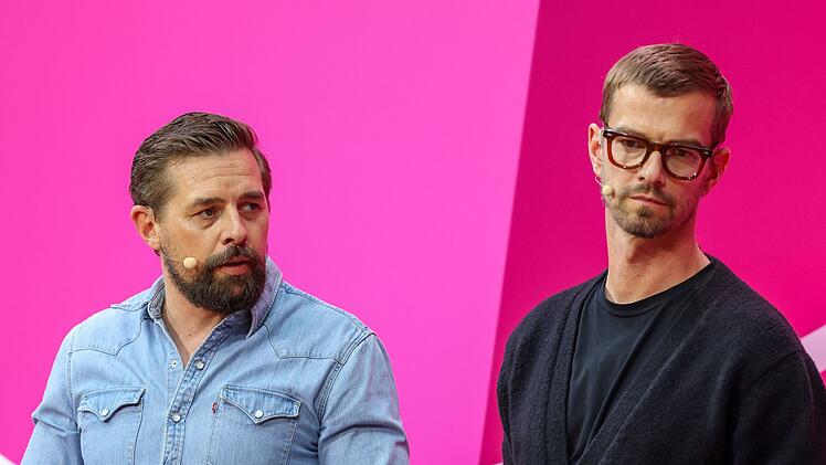 Klaas Heufer-Umlauf (links) und Joko Winterscheidt bringen mit ihren n&ouml;rgelnden Nachfragen zu den Spielregeln den Moderator oft an den Rand der Verzweiflung.