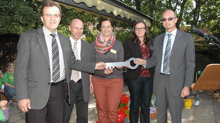 Alles strahlt bei der Schlüsselübergabe (von links): Bürgermeister Werner Döhler, Pfarrer Stephan Aupperle, Leiterin Yvonne Schober, Ingenieurin Anita Fromm und Architekt Jürgen Bergmann.