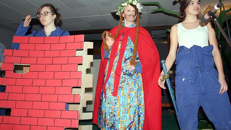 Die Wand (Sandra Jakob), Thisbe (Sarah Partheymüller, Mitte) und Pyramus (Janine Langner, r.)