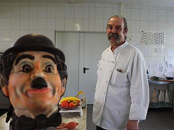 Klaus-Peter Borst zeigt, welche Kunstwerke - in diesem Fall eine Skulptur Charlie Chaplins - aus Zucker geschaffen werden können. Fotos: lbo/privat