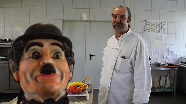 Klaus-Peter Borst zeigt, welche Kunstwerke - in diesem Fall eine Skulptur Charlie Chaplins - aus Zucker geschaffen werden können. Fotos: lbo/privat