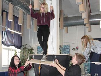So etwas gab's im Jugendzentrum noch nicht: einen Indoor-Kletterpark. Die Idee von Christian Meyer, der hier mit Lisa Sesselmann (links) für Layla Jahreis (rechts) und Emelie Beitlich Hilfestellung leistet, kommt bei den Kindern und Jugendlichen gut an. Auch Samstag und Sonntag darf noch geklettert werden. Foto: Stephan Tiroch