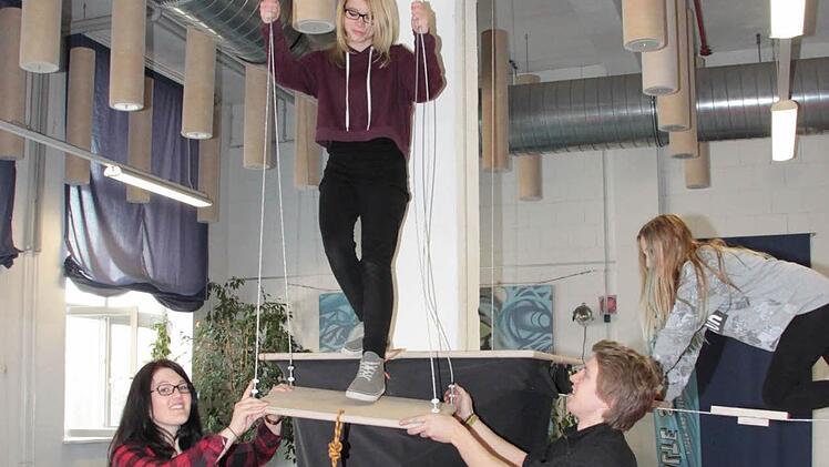 So etwas gab's im Jugendzentrum noch nicht: einen Indoor-Kletterpark. Die Idee von Christian Meyer, der hier mit Lisa Sesselmann (links) für Layla Jahreis (rechts) und Emelie Beitlich Hilfestellung leistet, kommt bei den Kindern und Jugendlichen gut an. Auch Samstag und Sonntag darf noch geklettert werden. Foto: Stephan Tiroch