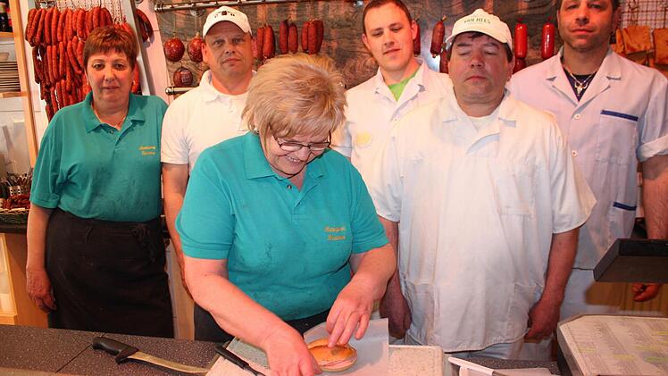 Ein Klassiker ist auch das belegte Brötchen. Hier wird es in der Metzgerei Brunner zubereitet.  Foto: Robert Huger