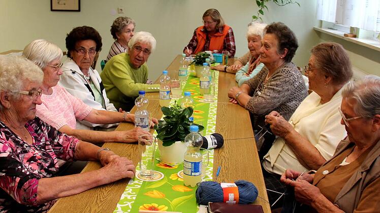 Bei den wöchentlichen VdK-Treffen hat alles seine Ordnung: Die Männer spielen Karten, die Frauen unterhalten sich oder machen Handarbeiten. Foto: Johanna Blum